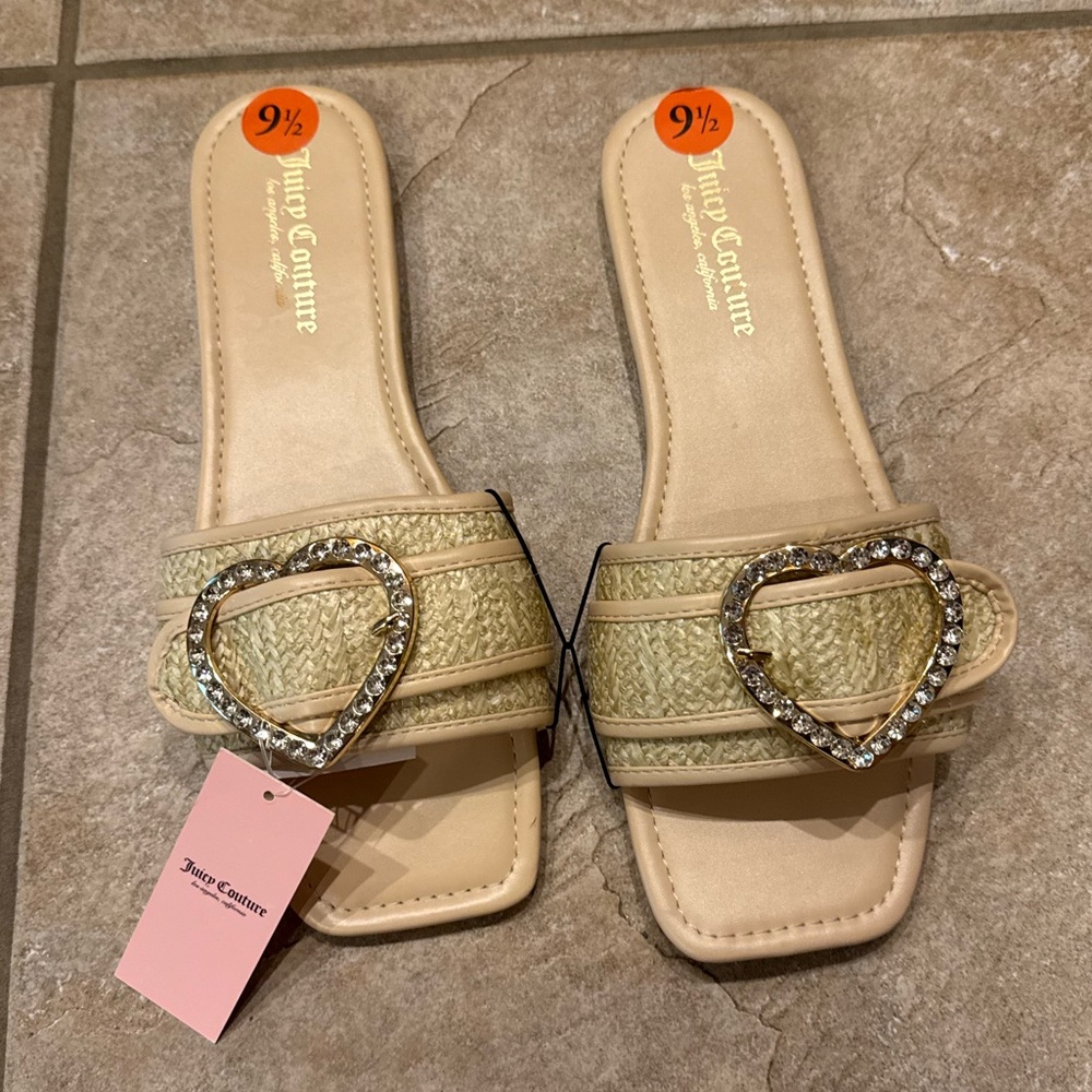 Juicy Couture Women's Zapphire Heart Buckle Slide Flat Sandals
